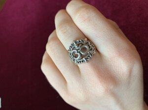 Срібний перстень зі знаком ОМ