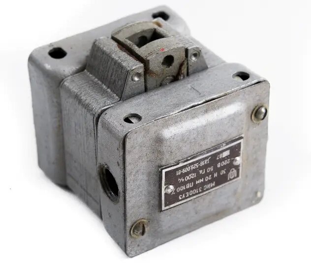 Електромагніт МІС 3100,МІС 3200. Напруга 110, 127, 220, 380 В тягнучий, штовхаючий. від компанії КомплексПромПоставка - фото 1