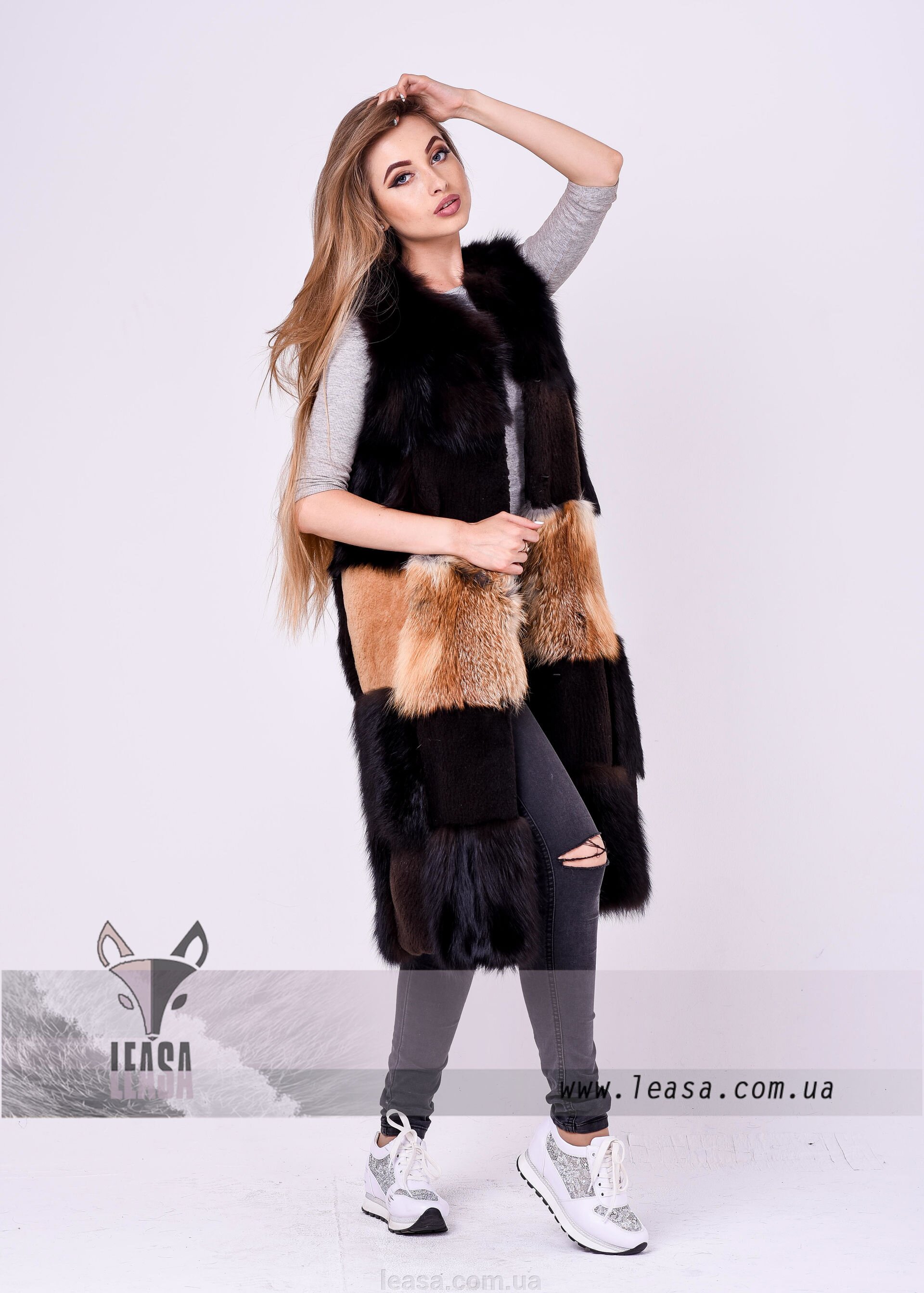 Довга жіноча жилетка з комбінованих хутра з накладними кишенями з лисиці Довга жіноча жилетка з комбінованих хутра з накладними кишенями з лисиці