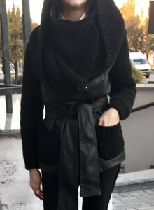 Шкіряна натуральна жіноча куртка чорна Punto з поясом і в'язаними елементами