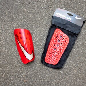 Щитки футбольні Nike червоні