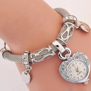 Жіночі кварцові вінтажні годинник-браслет з підвіскою у формі серця.