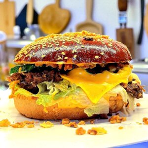 NEW! Бургер з яловичиною та цибулею кріспі (300 грам) в Волинській області від компанії Presto Pizza №1 Доставка піци в Луцьку