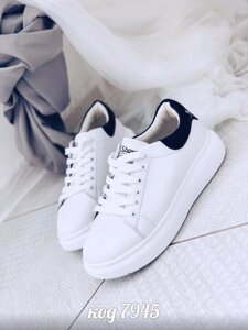 Білі кросівки з чорною п'ятою