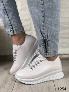 Трендові жіночі кросівки