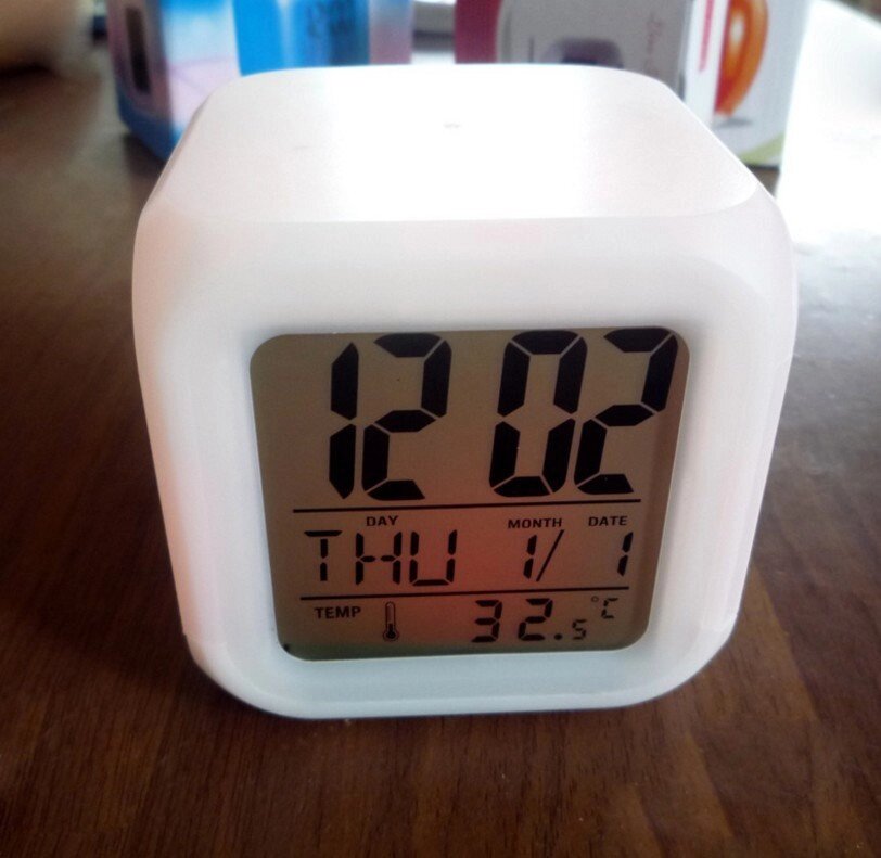 Годинник-будильник хамеліон куб - відгуки