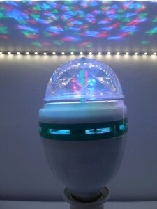 Лазерна лампа обертається RGB E27 LED lamp для вечірок