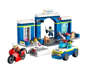 Блоковий конструктор LEGO City Переслідування на поліцейській дільниці (60370)