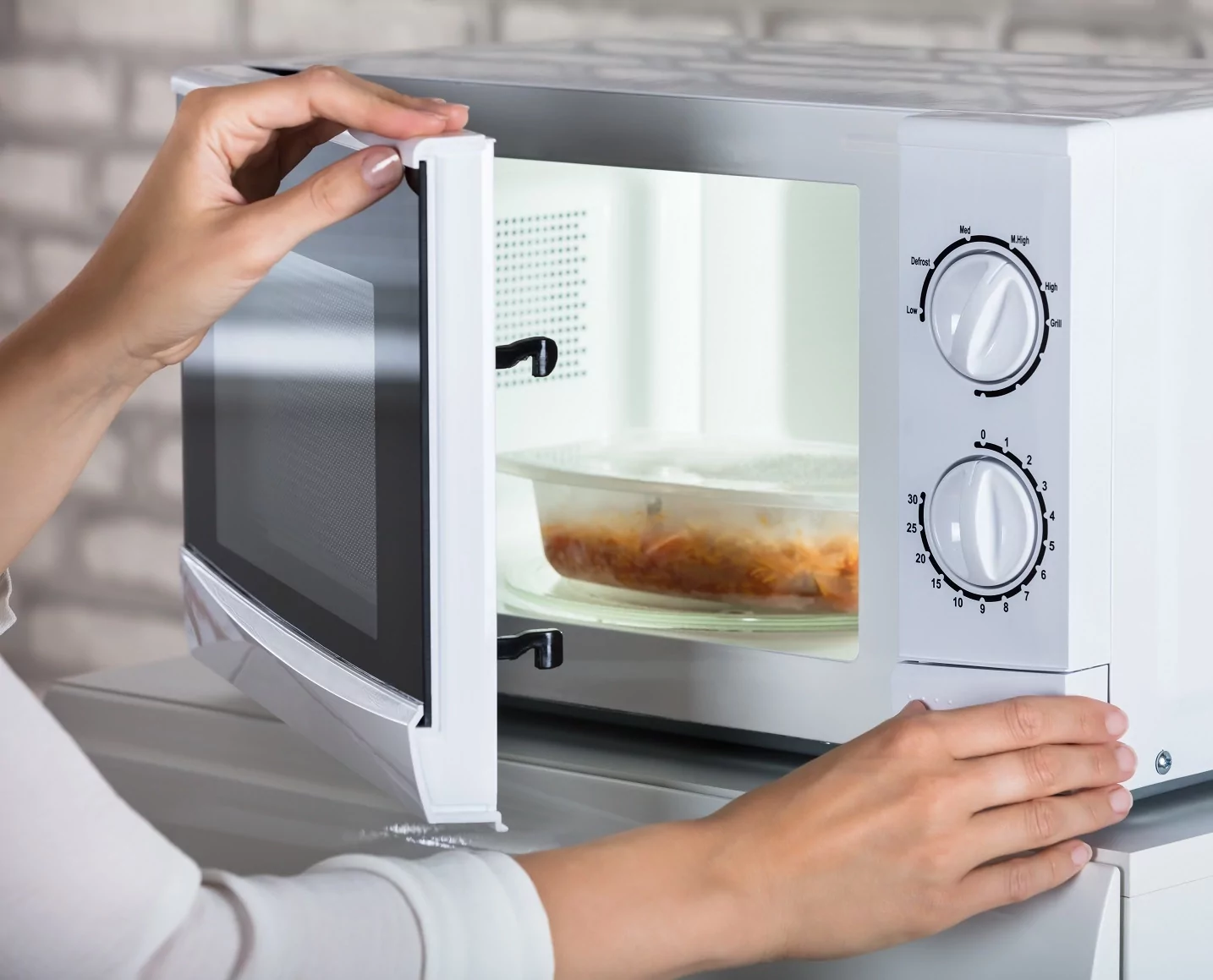 Контейнери для їжі та мікрохвильовка: міфи, побоювання та реальні правила безпеки - фото pic_cb34cdb69bb5bf63bfb9e4ab6dfd076f_1920x9000_1.webp