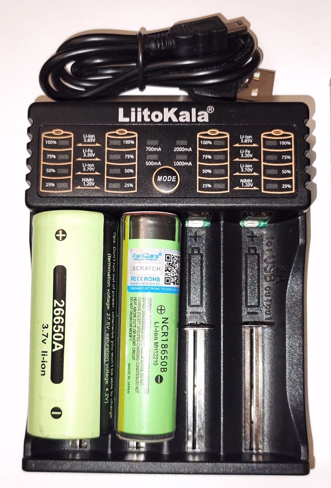 Зарядний пристрій Liitokala Lii-402 для 4х18650 Li-ion/Ni-Mh/Ni-Cd з павербанком від компанії Магазин Calipso dive shop - фото 1