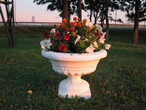 Вазон садовий для квітів «Чаша на ніжці» бетонний Теракот