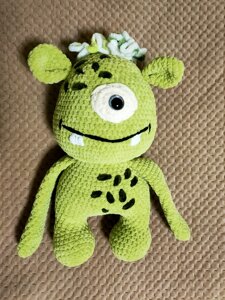 Монстрик зелений добрий та веселий іграшка м'яка в'язана ручна робота
