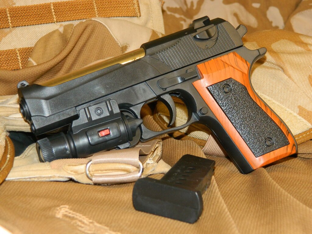 Іграшка Beretta 92 пістолет з тактичним ліхтарем ##от компании## Магазин "Голіаф" - ##фото## 1