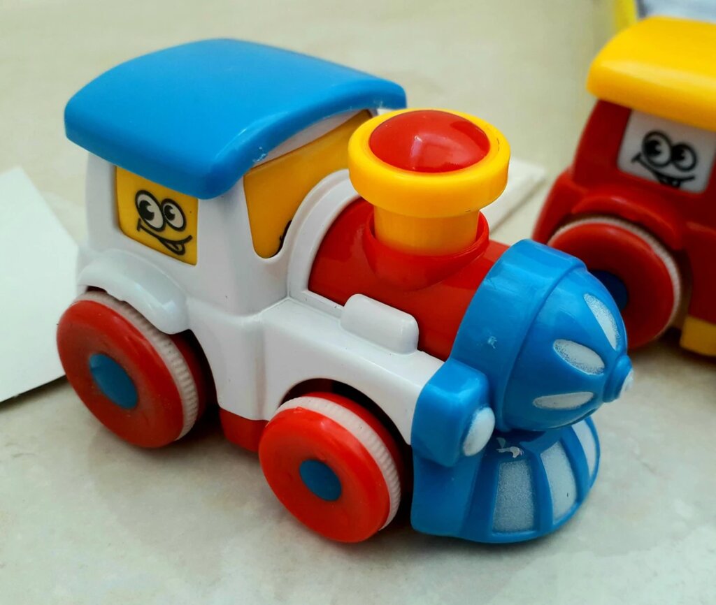 Іграшка Поїзд інерційний металевий "Веселі друзі" білий від компанії Магазин "Голіаф" - фото 1