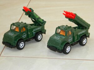 Іграшкова військова артилерія (балістична ракета та реактивна система) 2 вантажівки