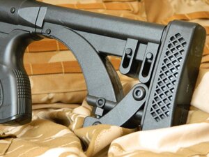 Снайперська гвинтівка McMillan CS5 на пластикових кульках з лазерним целеуказателем і сошками