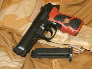 Іграшковий пістолет Beretta 92 повнорозмірна модель