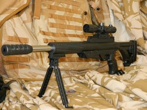 Снайперська гвинтівка McMillan CS5 на пластикових кульках з лазерним целеуказателем і сошками