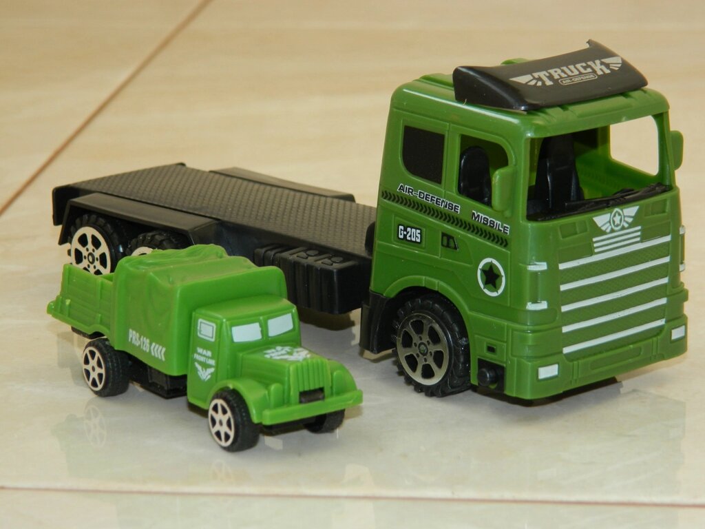 Платформа іграшок військової вантажівки (2 вантажівки) від компанії Магазин "Голіаф" - фото 1