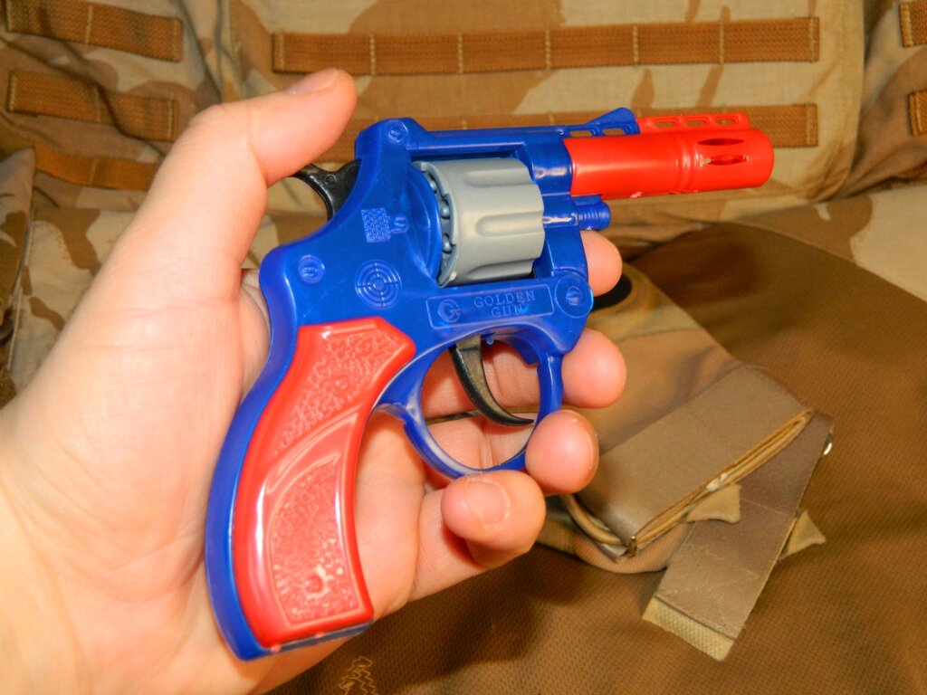 Револьвер з насадкою "Golden Gun" на поршневій іграшці від компанії Магазин "Голіаф" - фото 1