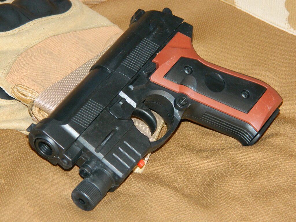 Тедді пістолет  Beretta 92 з лазером на пластикових кульках від компанії Магазин "Голіаф" - фото 1