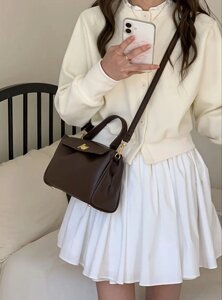 Класична шоколадна сумка через плече із золотою фурнітурою