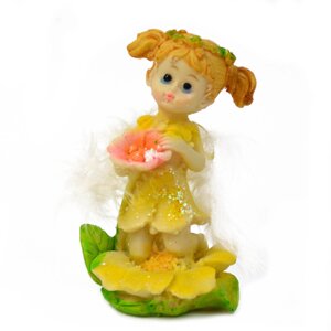 Статуетка Ангел дівчинка на квітці жовта, висота 11см