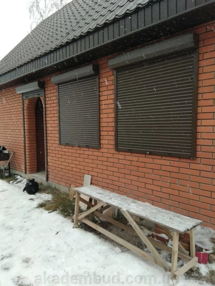 Ролети захисні для вікон і вітрин в Києві недорого від компанії Інтернет-магазин металопластикових вікон - фото 1