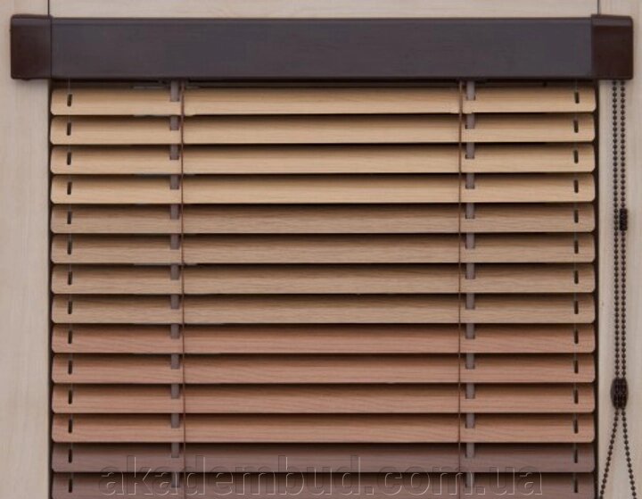 Жалюзі горизонтальні алюмінієві, система "Венус" (люкс), кольорові на коричневому (білому) карнизі від компанії Інтернет-магазин металопластикових вікон - фото 1