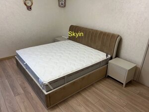 Двоспальне ліжко Стефані з каретною стяжкою та царгами з тканини, масив ясена