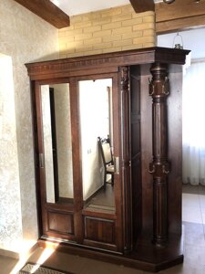 Класичний передпокій з точеною вішалкою з дерева на замовлення