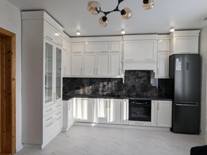 Біла кухня з дуба в сучасному стилі