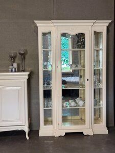 Білий сервант вітрина для посуду Відень