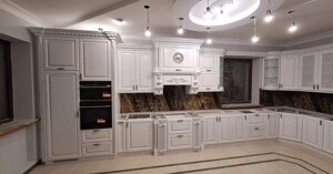 Елітна класична кухня з дуба з декоративним порталом під витяжку