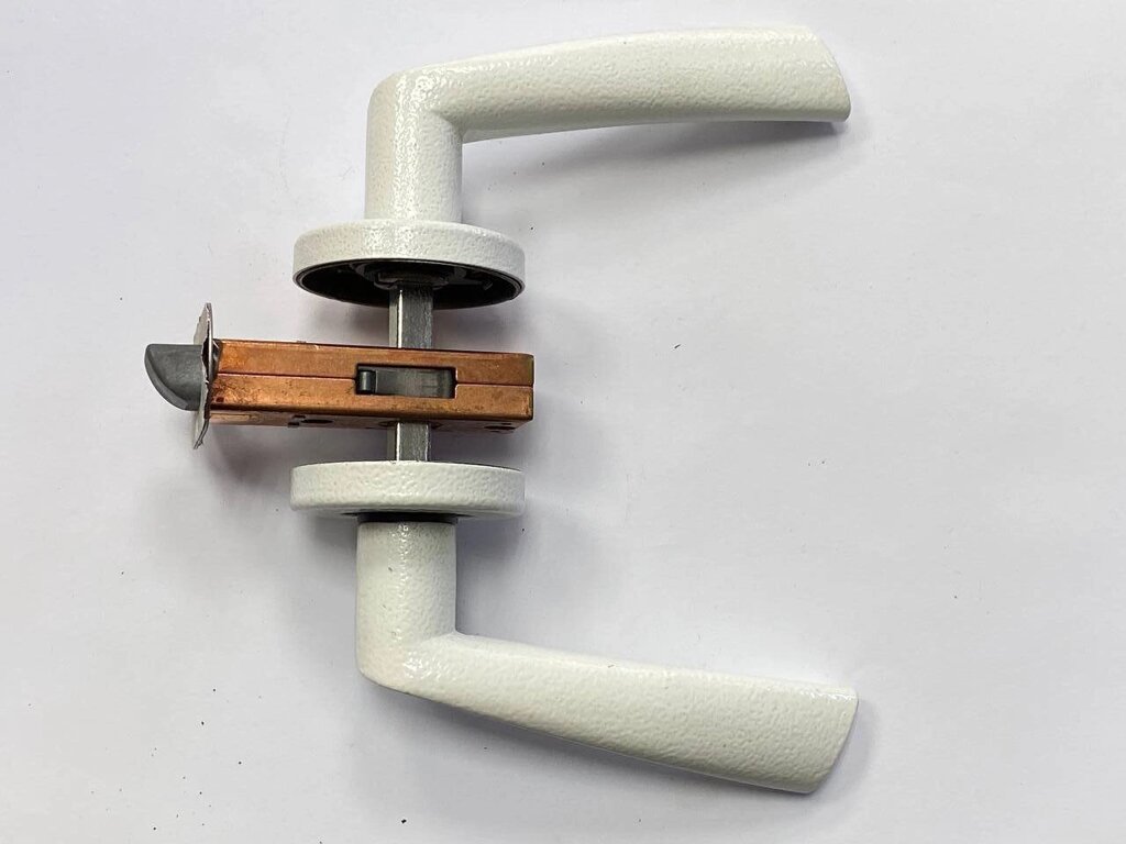 Комплект засувка міжкімнатна з білими ручками Аріко ЗЩ 114-5 від компанії Світ замків Харків - фото 1