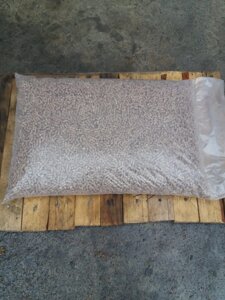 Деревні паливні гранули, пелети з сосни діаметром 6 мм в пакетах по 15 кг
