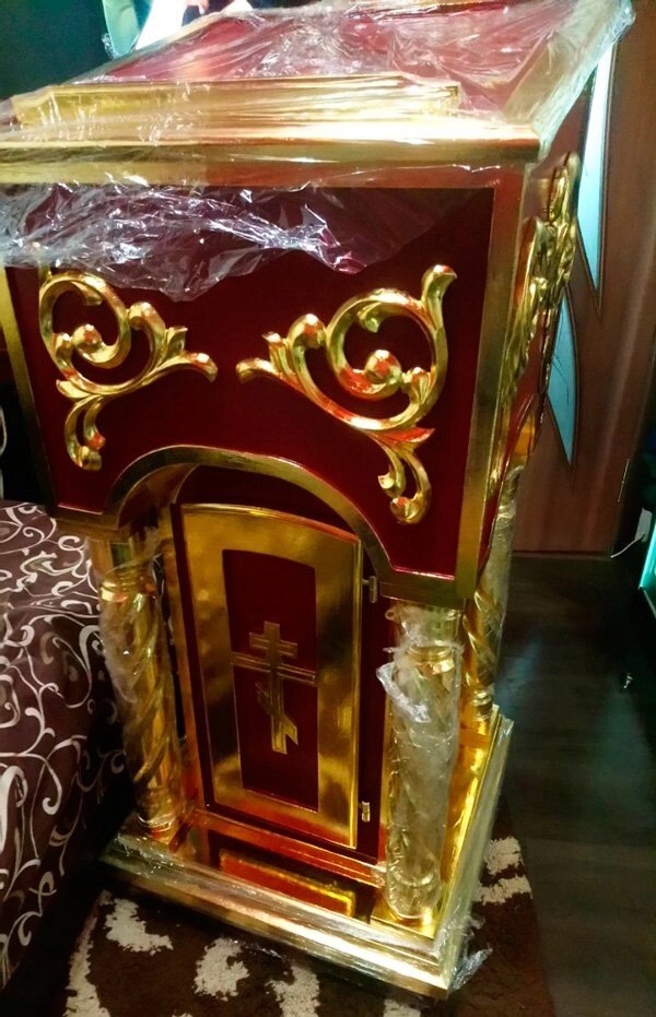 Аналой високий Боковий Із позолотою різьбі 60х60х132см від компанії Церковна крамниця "Покрова" - церковне начиння - фото 1