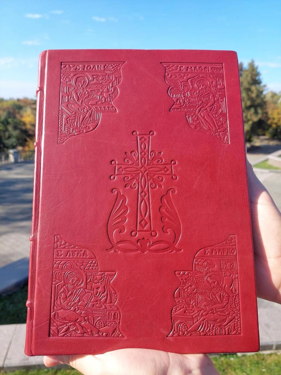 Апостол 32х22 см шкіряна палітурка червоного кольору від компанії Церковна крамниця "Покрова" - церковне начиння - фото 1
