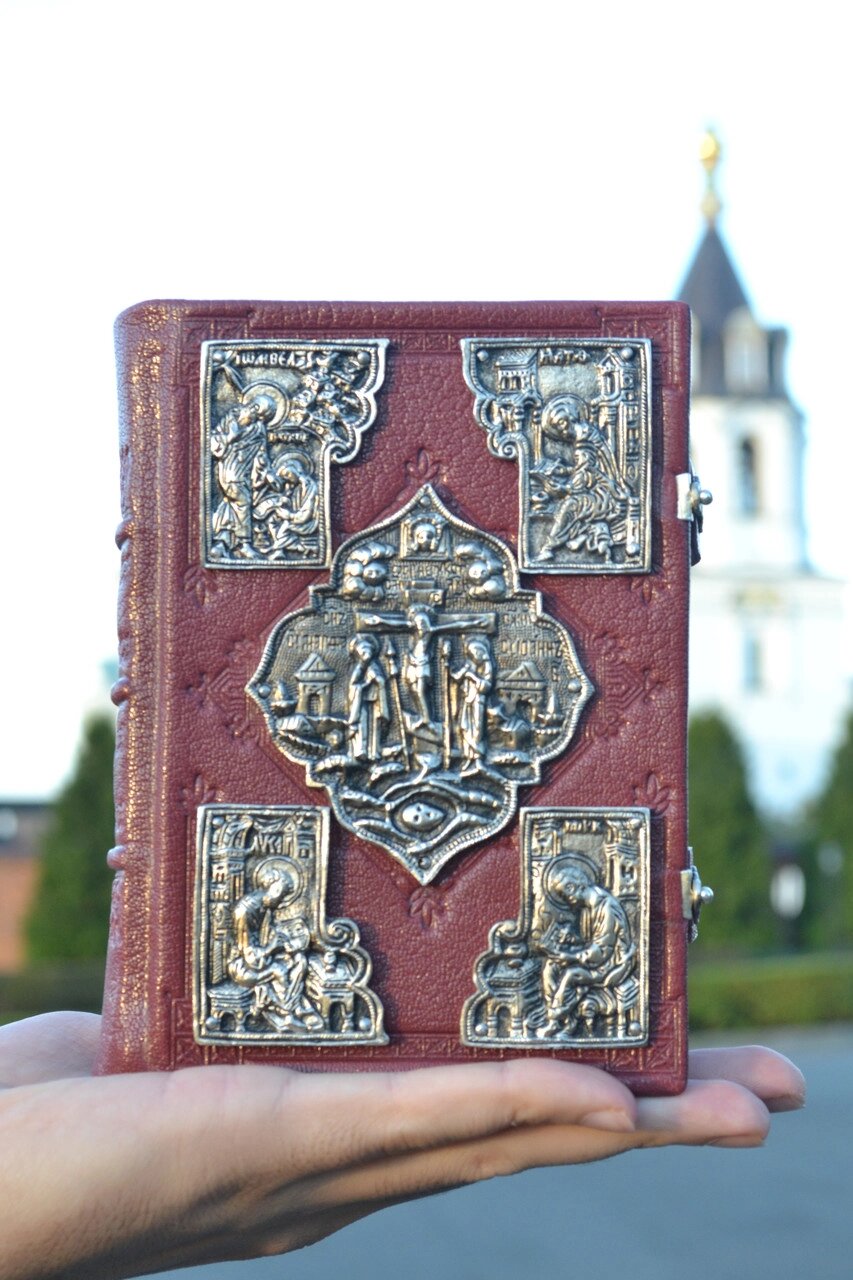 Євангеліє 16х11см коричнева шкіра з посрібленими накладками від компанії Церковна крамниця "Покрова" - церковне начиння - фото 1