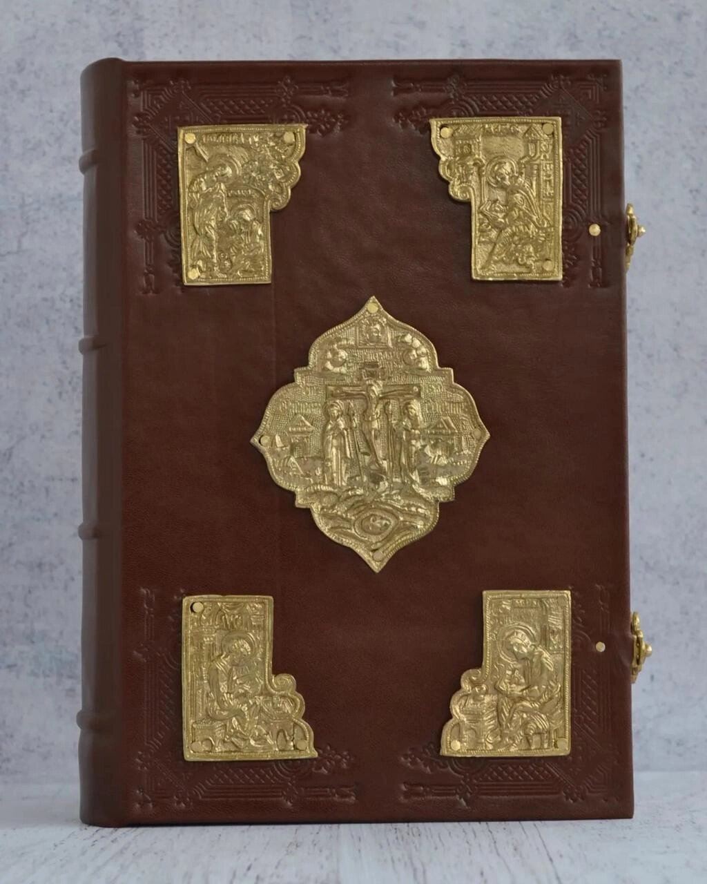 Євангеліє 21х15 см церковно-слов'янська мова, коричнева з латунниими накладками від компанії Церковна крамниця "Покрова" - церковне начиння - фото 1