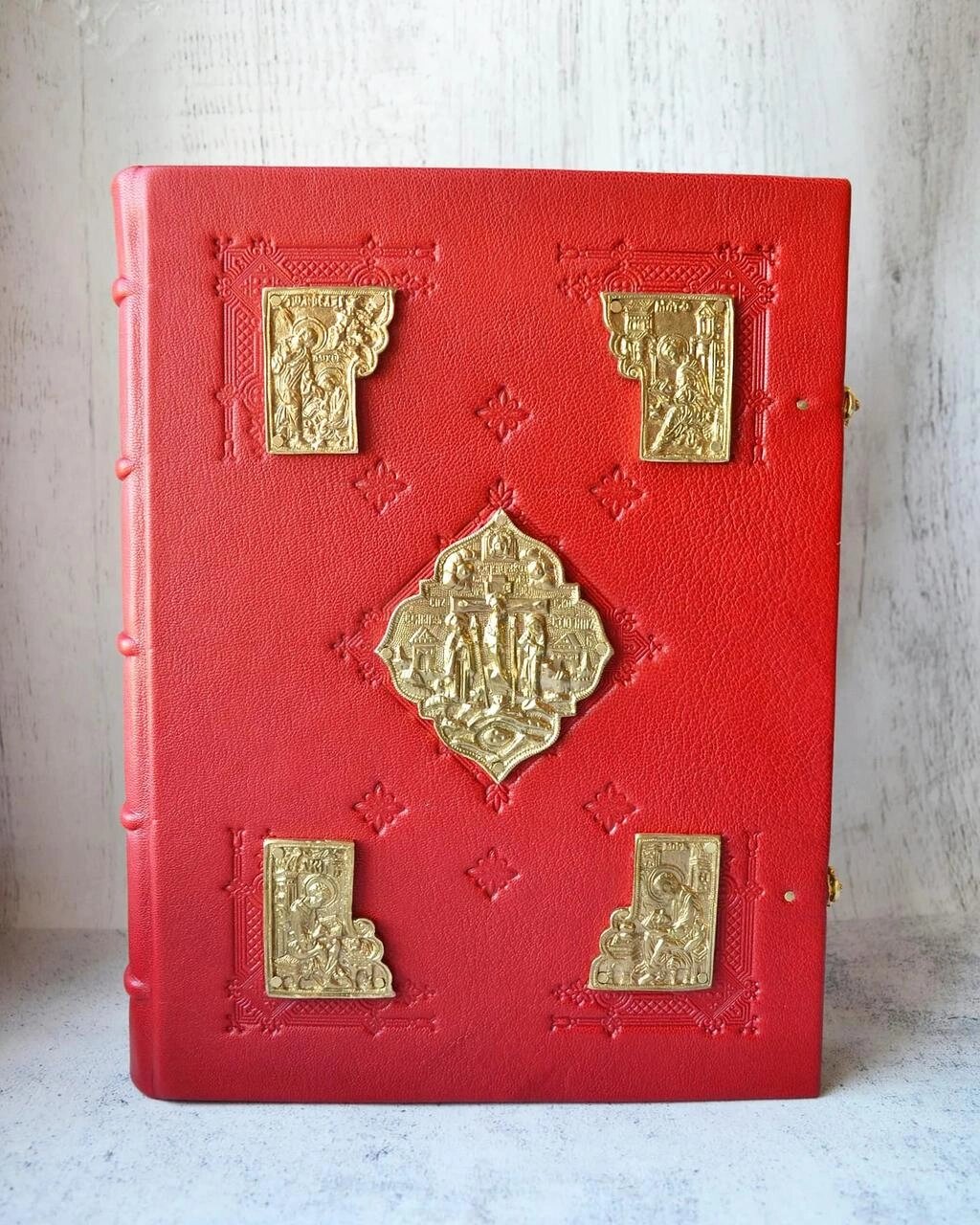 Євангеліє 21х28 см церковно-сл. мова, червона палітурка з латунними накладками від компанії Церковна крамниця "Покрова" - церковне начиння - фото 1