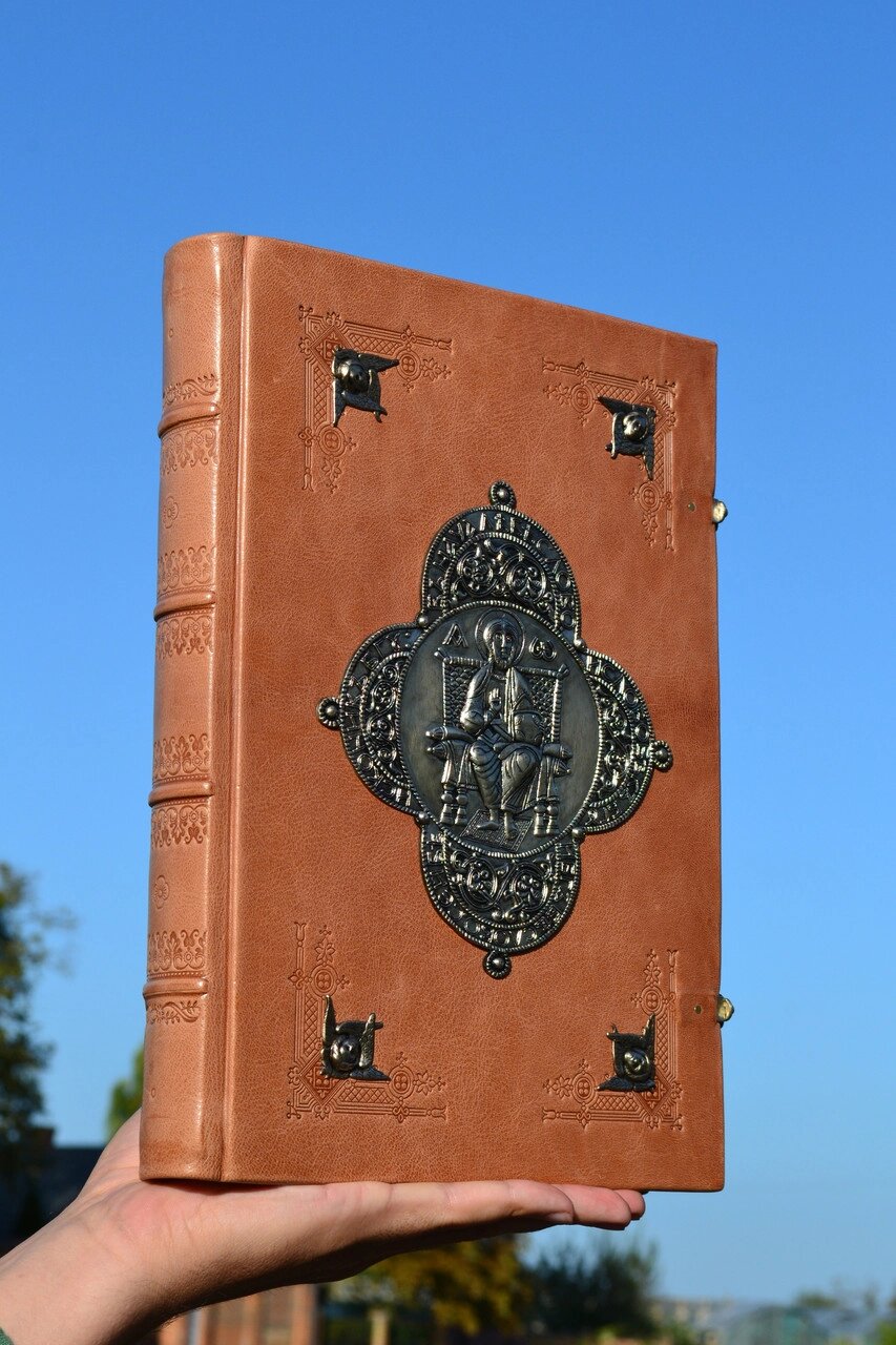 Євангеліє апракос, формат А4, з обох сторін застібками і посрібленими накладками від компанії Церковна крамниця "Покрова" - церковне начиння - фото 1