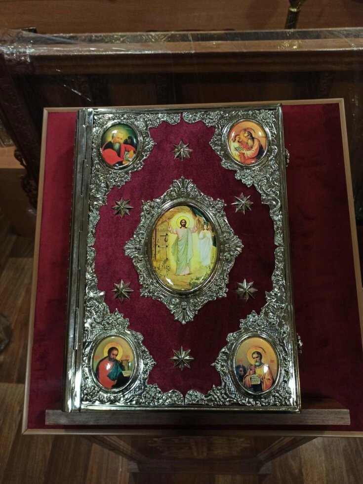 Євангеліє в україні, з тканиною 27x37 см від компанії Церковна крамниця "Покрова" - церковне начиння - фото 1