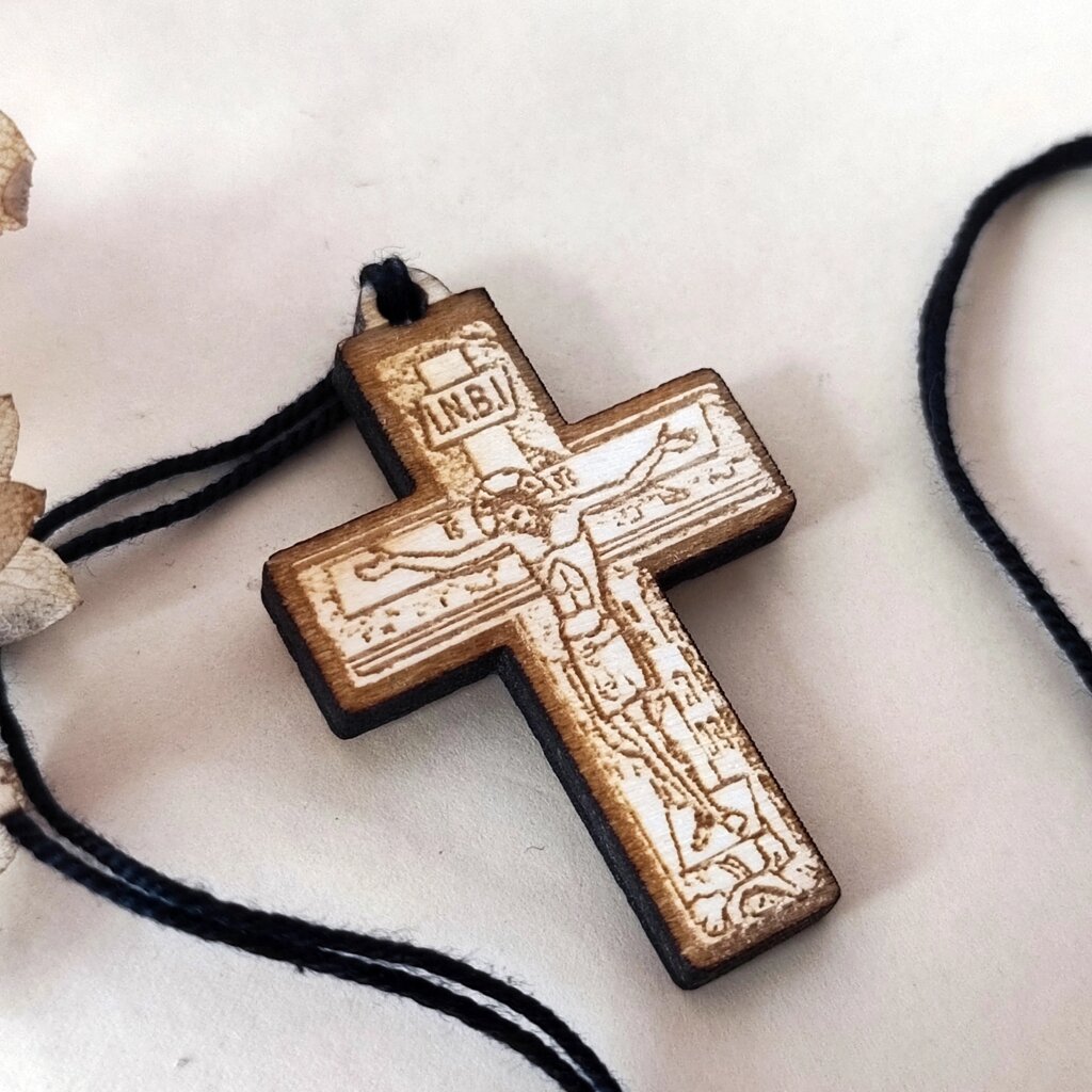 Хрест дерев'яний зі шнурком в комплекті 4*2,5 см від компанії Церковна крамниця "Покрова" - церковне начиння - фото 1