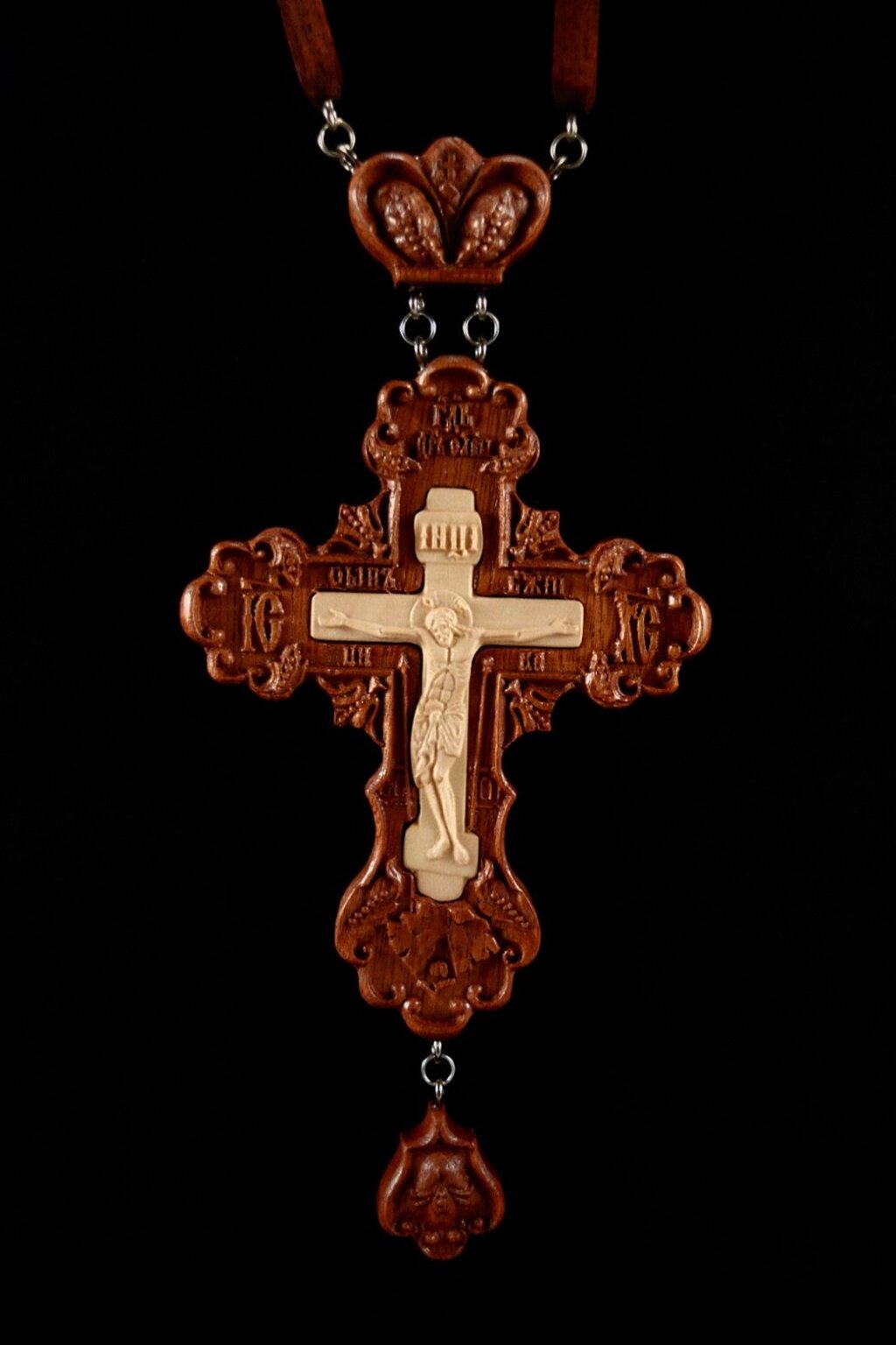 Хрест нагородний з червоного дерева і різьбленої груші від компанії Церковна крамниця "Покрова" - церковне начиння - фото 1