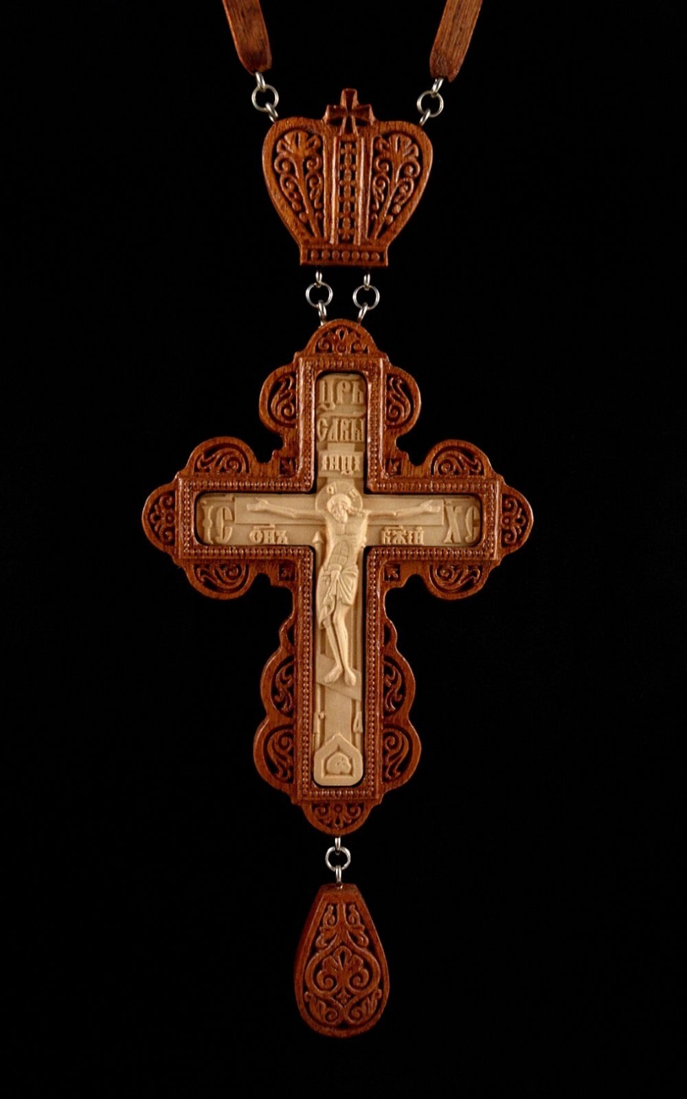Хрест різьбленій з груші і червоного дерева від компанії Церковна крамниця "Покрова" - церковне начиння - фото 1
