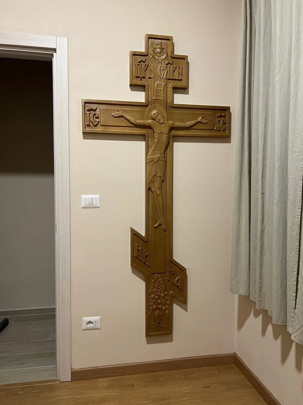 Хрест різьблений з розіп’яттям на стіну 2м (дубовий) від компанії Церковна крамниця "Покрова" - церковне начиння - фото 1