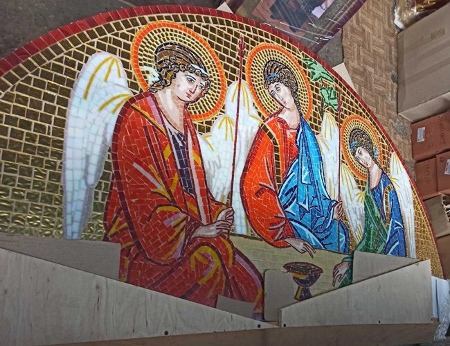 Ікона арочний з мозаїки "Свята Трійця" для храму від компанії Церковна крамниця "Покрова" - церковне начиння - фото 1
