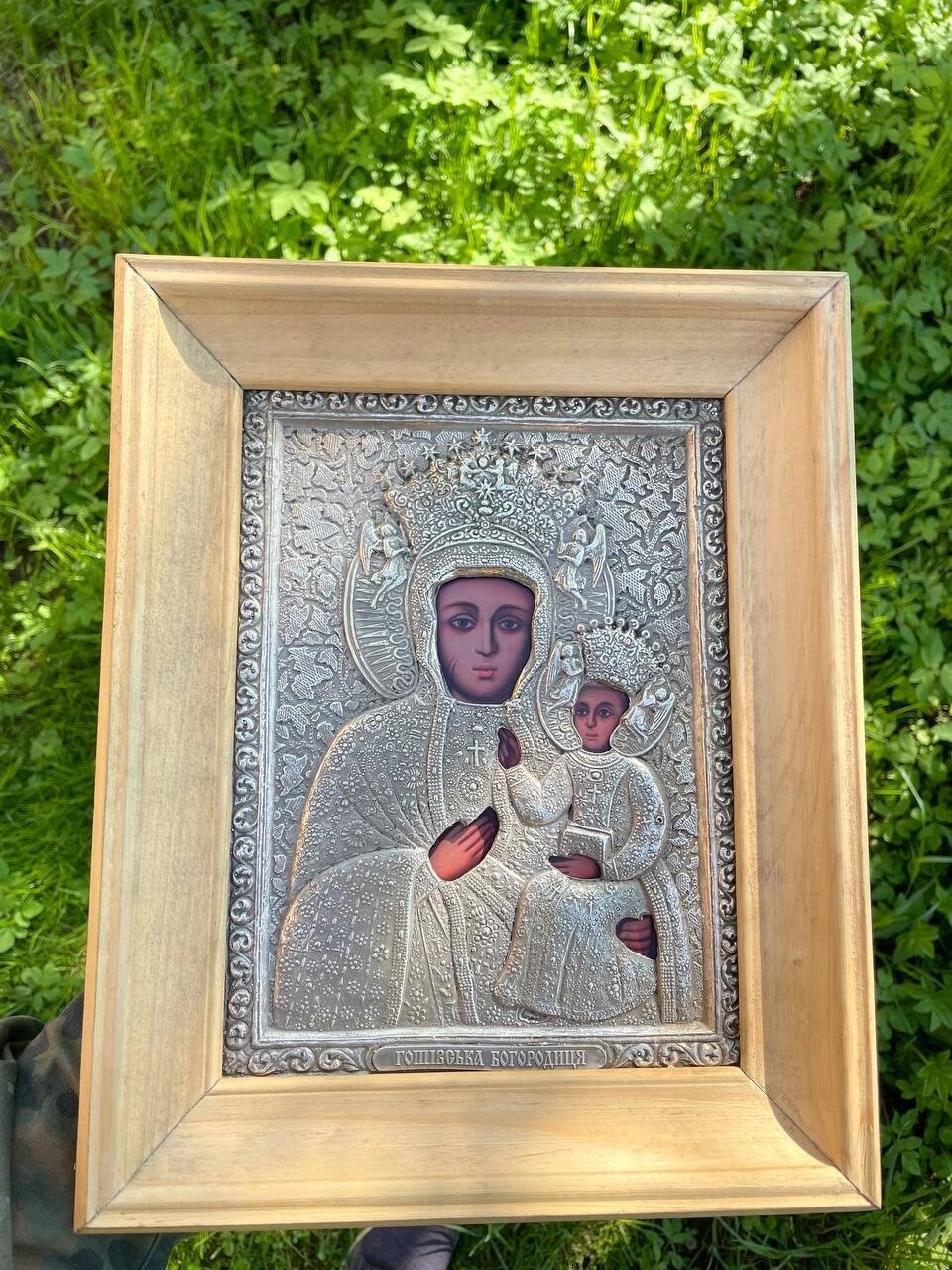 Ікона Богородиці "Гошівська Божа Матір" 30х25,5см від компанії Церковна крамниця "Покрова" - церковне начиння - фото 1