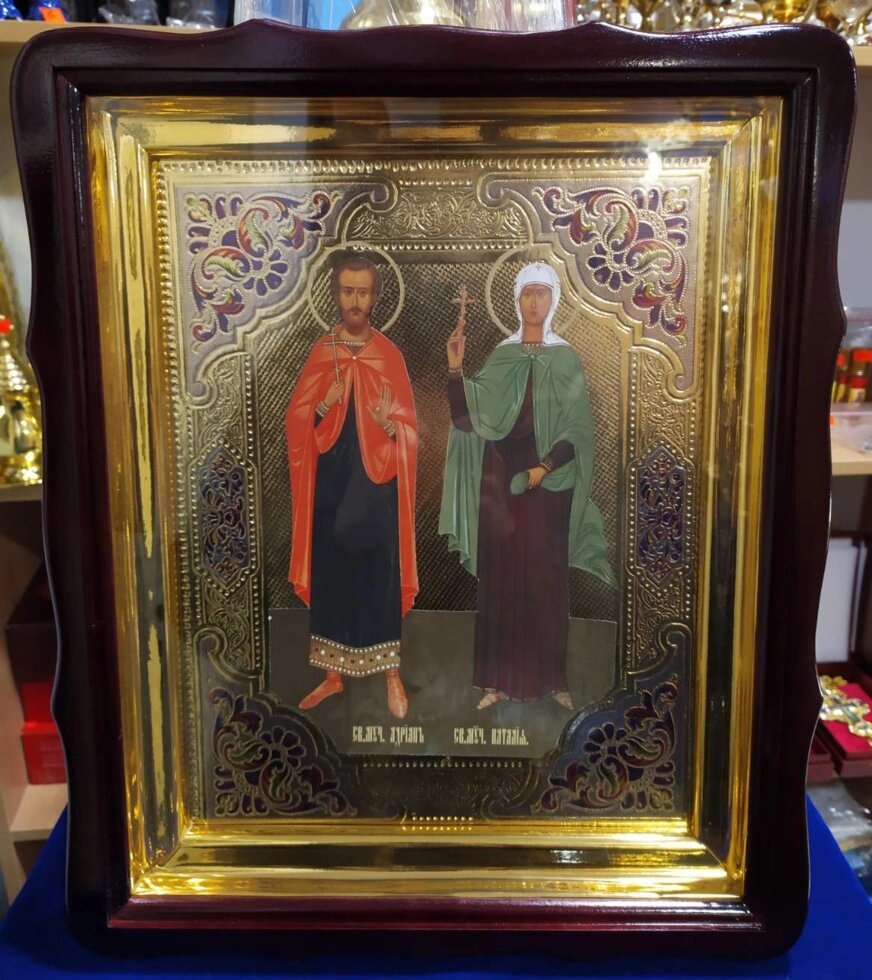 Ікона святих Адріан і Наталія з емаллю 40х35 см від компанії Церковна крамниця "Покрова" - церковне начиння - фото 1